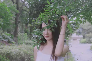 肖燕披肩长发吊带清新写真图片_3