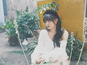 程潇甜美露肩性感写真图片