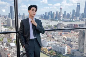 曾舜晞灰色西装帅气写真图片_7