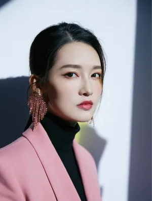 李沁粉西装干练酷飒写真图片