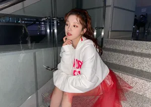 宋雨琦轻纱红裙甜美写真图片_2