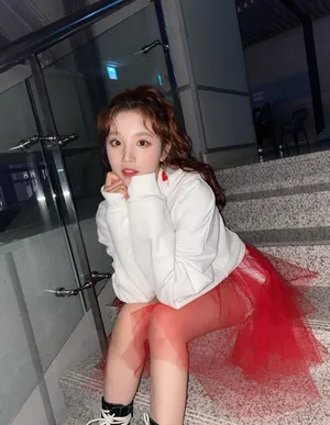 宋雨琦轻纱红裙甜美写真图片_3