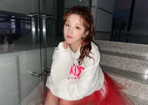 宋雨琦轻纱红裙甜美写真图片_4
