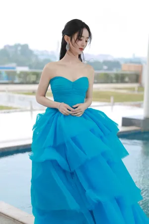 赵丽颖蓝色蛋糕裙清新优雅写真图片_1