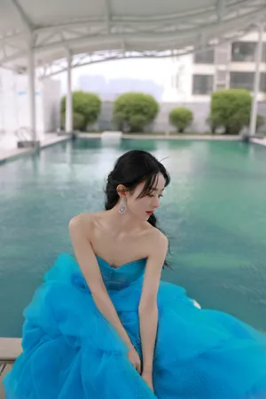 赵丽颖蓝色蛋糕裙清新优雅写真图片_2