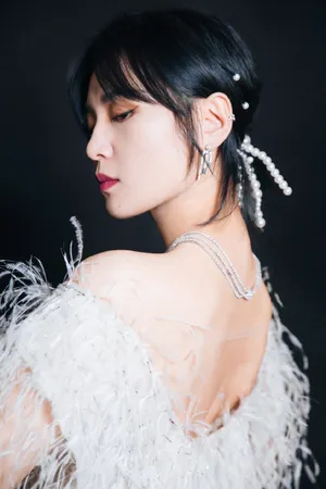 周笔畅白色羽毛礼裙性感写真_3