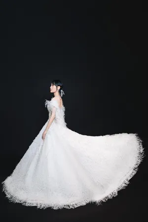 周笔畅白色羽毛礼裙性感写真_6
