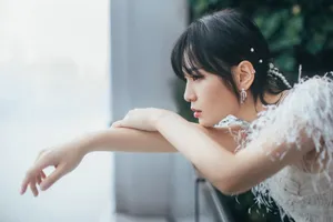 周笔畅白色羽毛礼裙性感写真_8