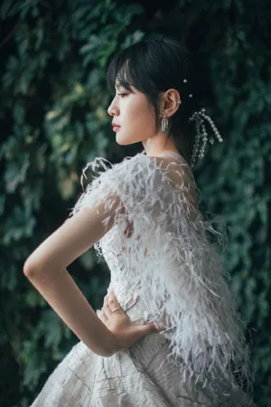 周笔畅白色羽毛礼裙性感写真_9