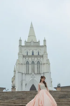 虞书欣后背蝴蝶结长裙性感写真