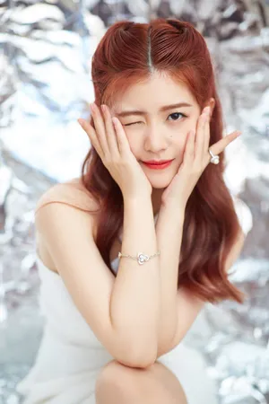 赖美云白色连衣裙简洁甜美写真图片_3