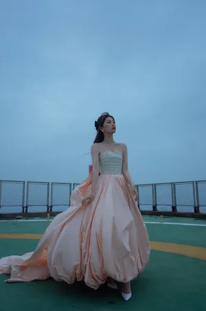 虞书欣复古梦幻性感天台写真_3