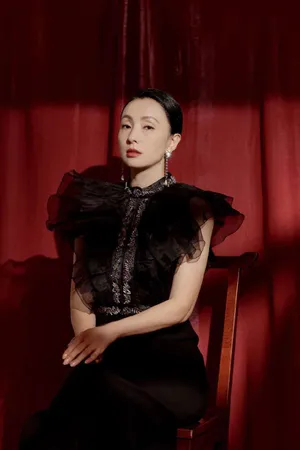 小陶虹精致红唇美妆优雅写真图片