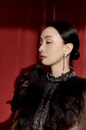 小陶虹精致红唇美妆优雅写真图片_2