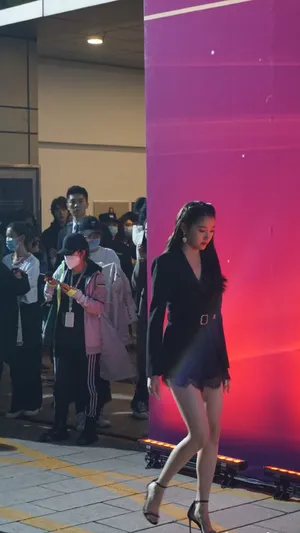关晓彤西装短裙端庄甜美美照图片_1