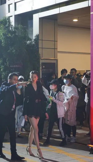 关晓彤西装短裙端庄甜美美照图片_2