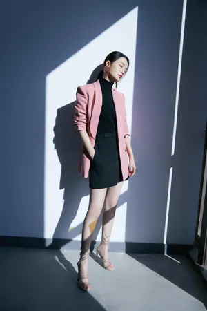 李沁粉色西装魅力写真图片