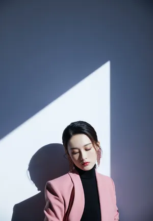 李沁粉色西装魅力写真图片_5