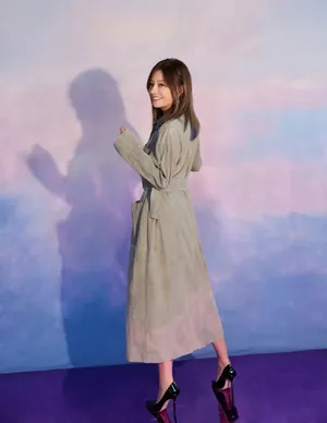 赵薇灰色风衣干练优雅美照图片_2