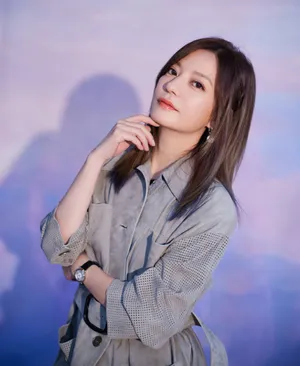 赵薇灰色风衣干练优雅美照图片_3