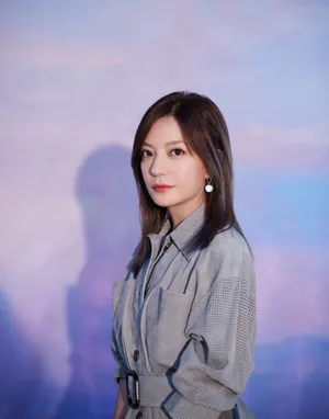 赵薇灰色风衣干练优雅美照图片_4