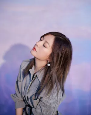 赵薇灰色风衣干练优雅美照图片_6