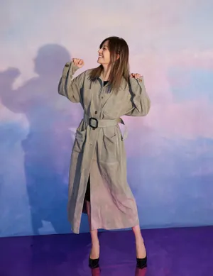赵薇灰色风衣干练优雅美照图片_7