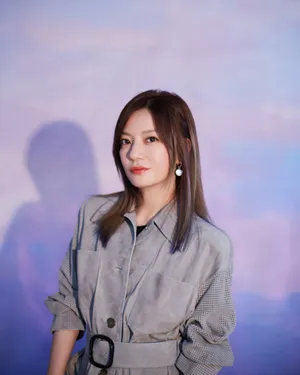 赵薇灰色风衣干练优雅美照图片_8