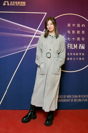 赵薇灰色风衣干练优雅美照图片_9