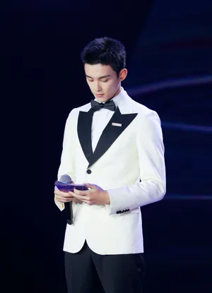 吴磊黑白经典西服俊朗写真图片_3