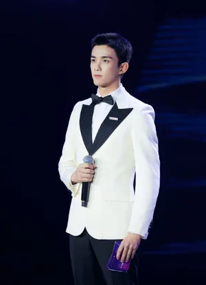 吴磊黑白经典西服俊朗写真图片_4