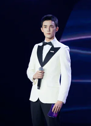 吴磊黑白经典西服俊朗写真图片_5