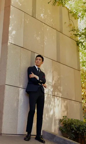 吴磊黑白经典西服俊朗写真图片_11