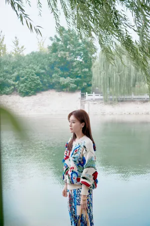 秦岚钩花毛衣优雅写真图片_8
