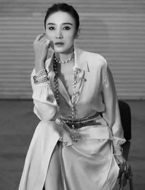 宋佳丝缎连衣裙曼妙灵动写真图片_1