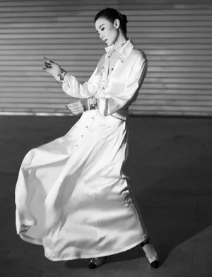 宋佳丝缎连衣裙曼妙灵动写真图片_3