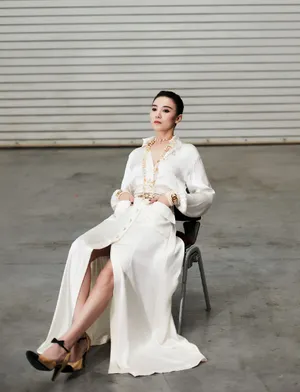 宋佳丝缎连衣裙曼妙灵动写真图片_5