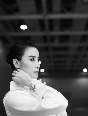 宋佳丝缎连衣裙曼妙灵动写真图片_6