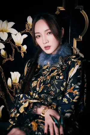 孟佳朦胧蝴蝶光影大片写真图片