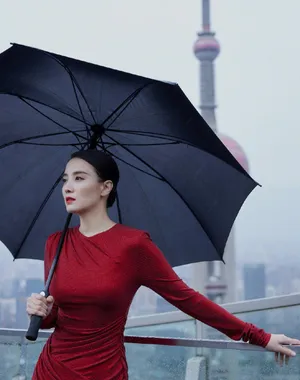 宋佳雨中性感红裙写真图片