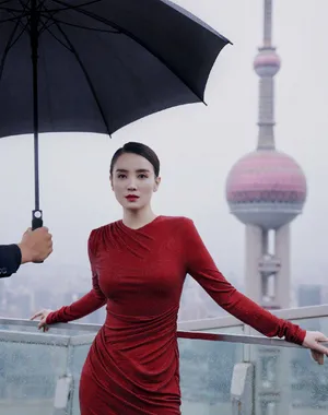 宋佳雨中性感红裙写真图片_3