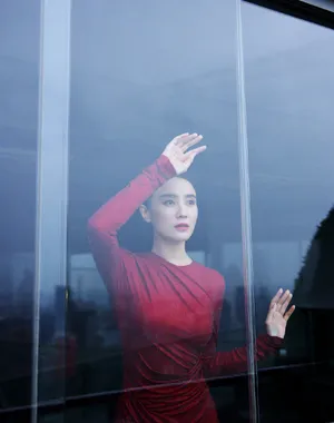 宋佳雨中性感红裙写真图片_4