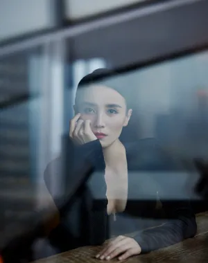 宋佳雨中性感红裙写真图片_6