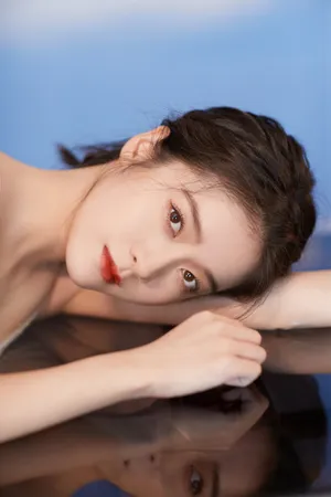 张雪迎吊带裙温柔性感撩人写真图片_6