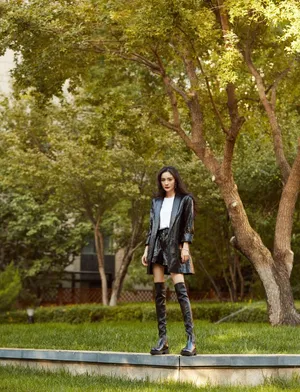 杨幂黑皮衣长筒靴帅气绝美美照图片