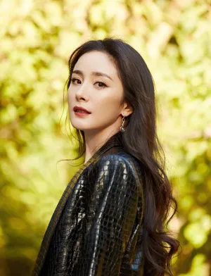 杨幂黑皮衣长筒靴帅气绝美美照图片_2