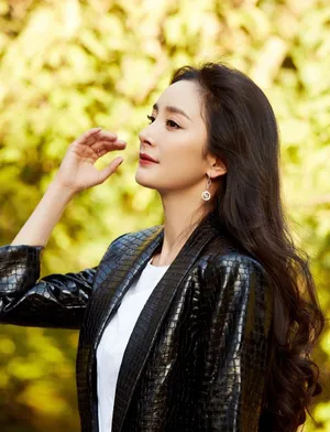 杨幂黑皮衣长筒靴帅气绝美美照图片_5