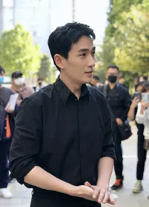 朱一龙黑色衬衫简约帅气帅照图片