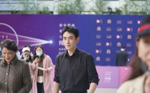 朱一龙黑色衬衫简约帅气帅照图片