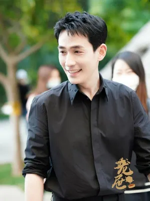 朱一龙黑色衬衫简约帅气帅照图片_2